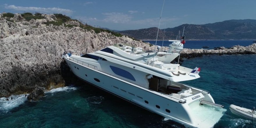 Kaş’ta lüks tekne kayalıklara çarptı: 2 yaralı