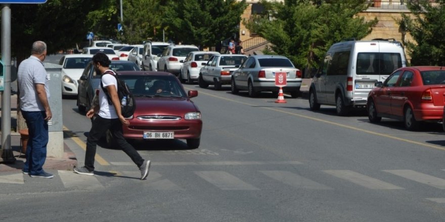 Yayalara öncelik vermeyen sürücülere ceza yazıldı