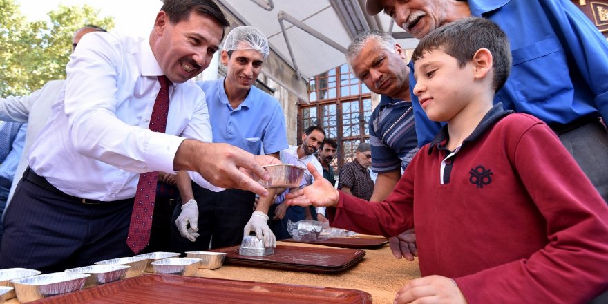 Karatay Belediyesi vatandaşlara aşure ikram etti
