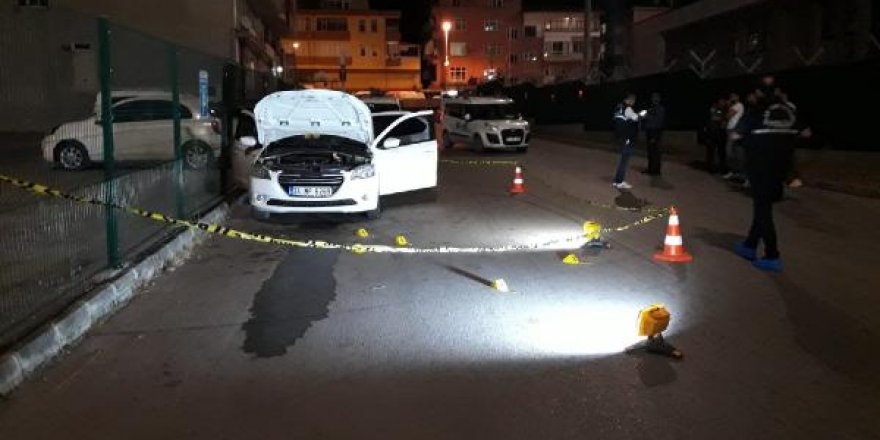 Spor salonuna giren kişinin otomobili kurşunlandı