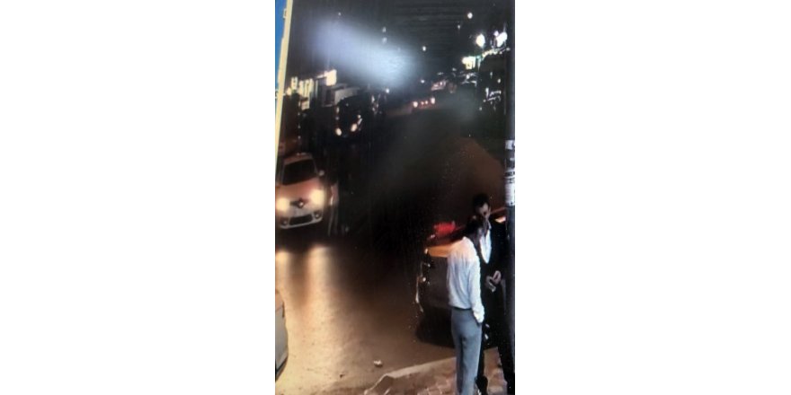 Küçük kız aracın altında kaldı, vatandaşlar aracı elleriyle kaldırdı