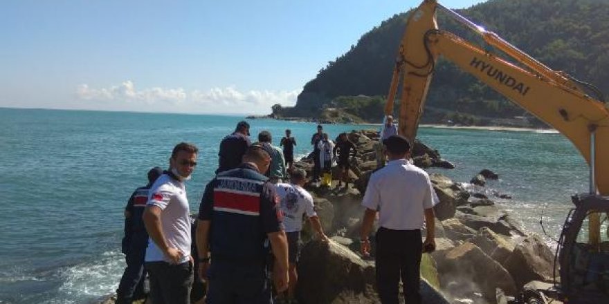 Denizde kaybolan gencin cansız bedeni, kayalıkta bulundu