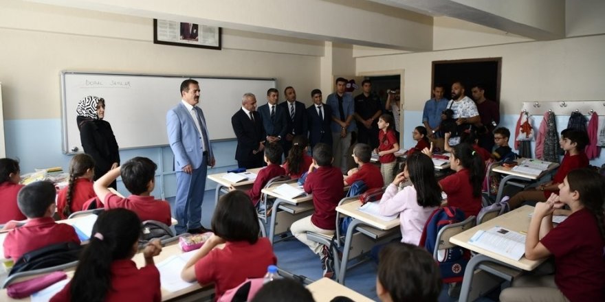 Vali Akbıyık, öğrencilere kitap hediye etti