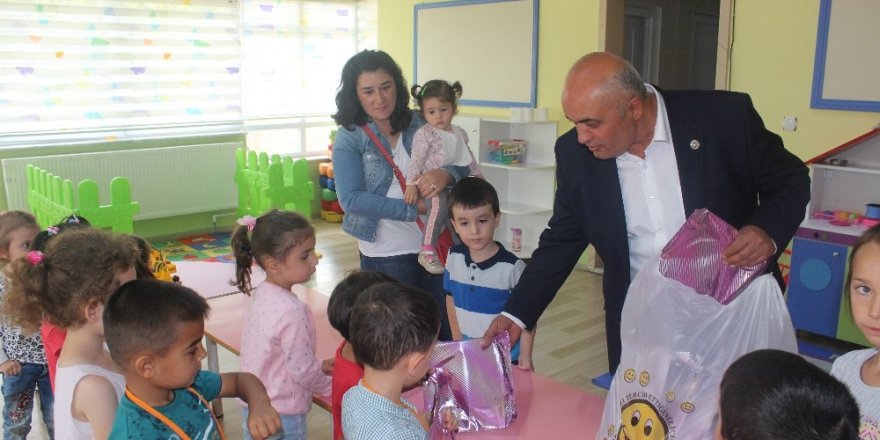 Okulla yeni tanışan öğrencilere hediye