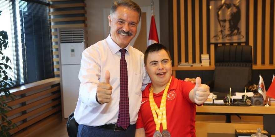 Başkan Deveci’den özel sporcuya tam destek
