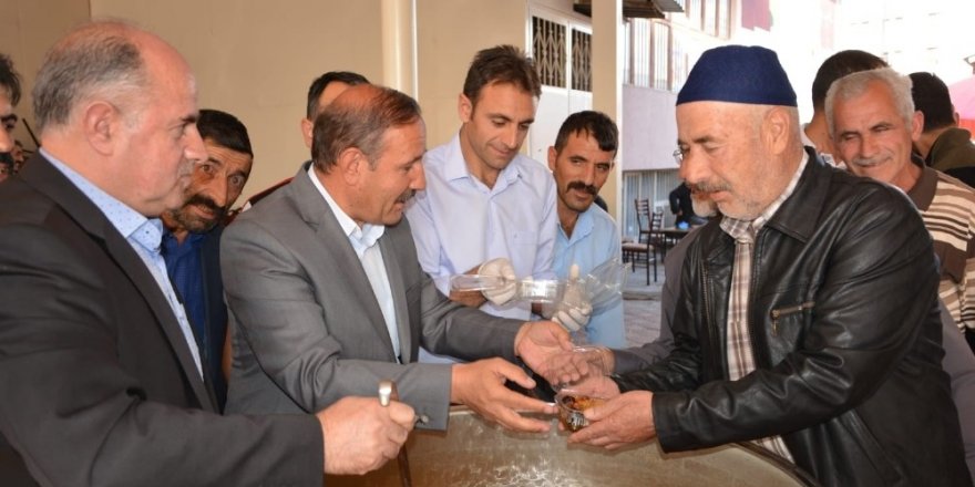 Aşkale Belediyesi’nden aşure ikramı