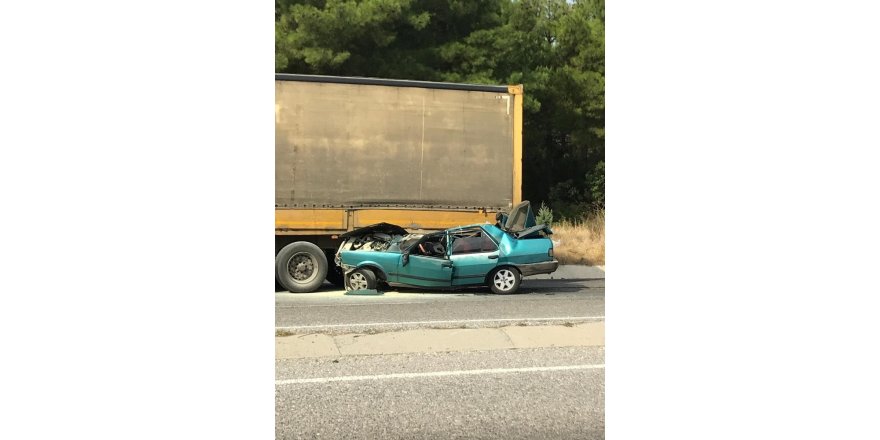 Otomobil tırın altına girdi: 1 yaralı