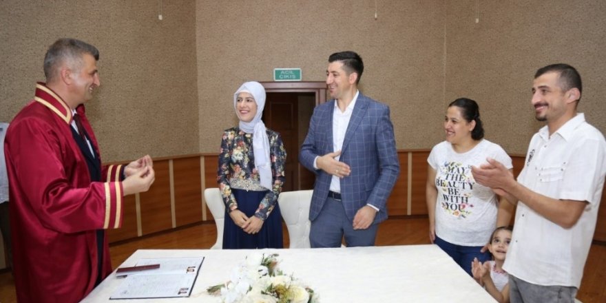 İşitme engelli çift, işaret dili ile dünya evine girdi