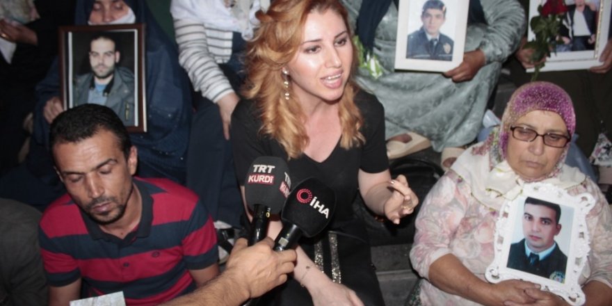 HDP il binası önünde eylem yapan annelere sanatçı Hülya Bozkaya’dan destek