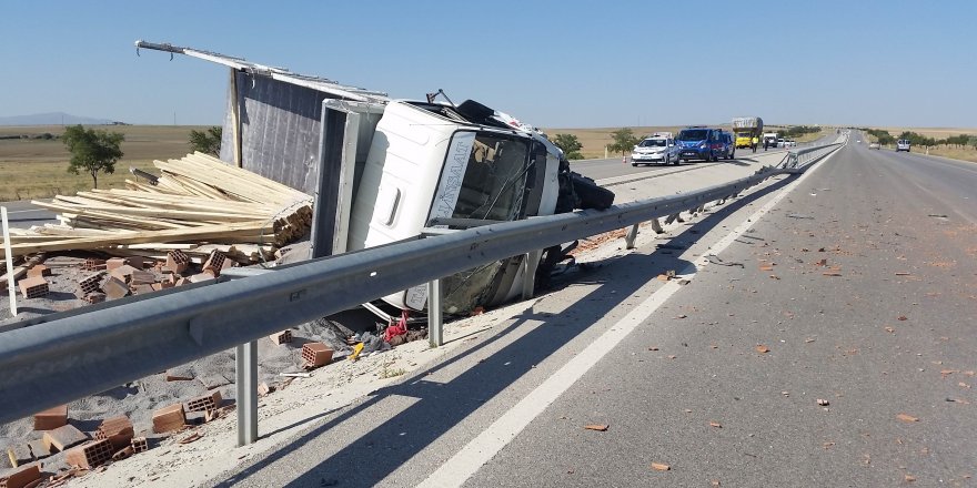 Konya'da kamyonet devrildi: 1 yaralı