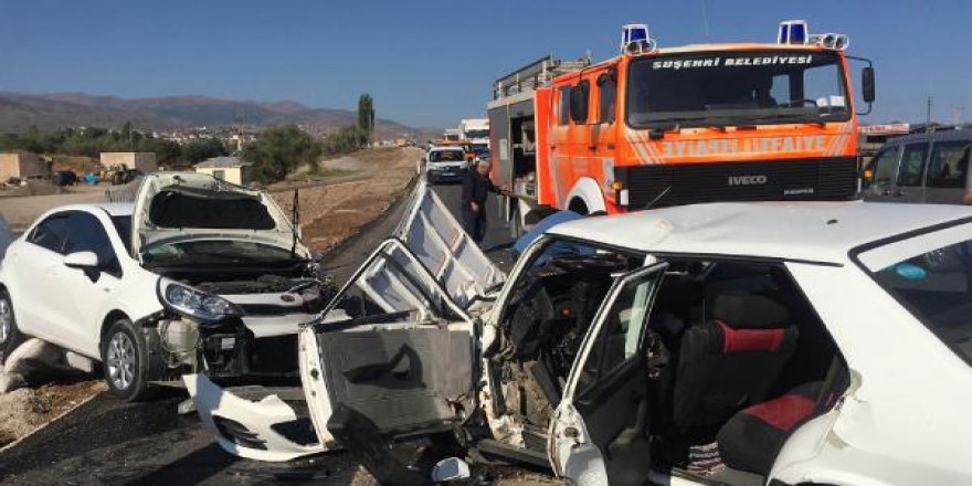 Sivas'ta otomobiller çarpıştı: 1 ölü, 2 yaralı