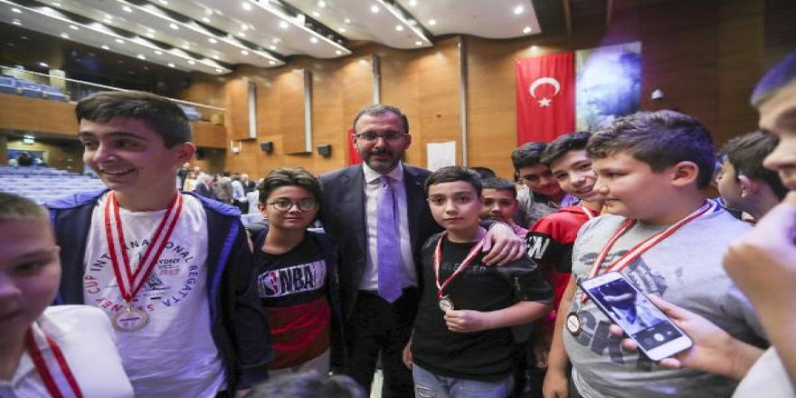 Bakan Kasapoğlu: Gençlerimizi geleceğe hazırlamak bizim birinci vazifemiz