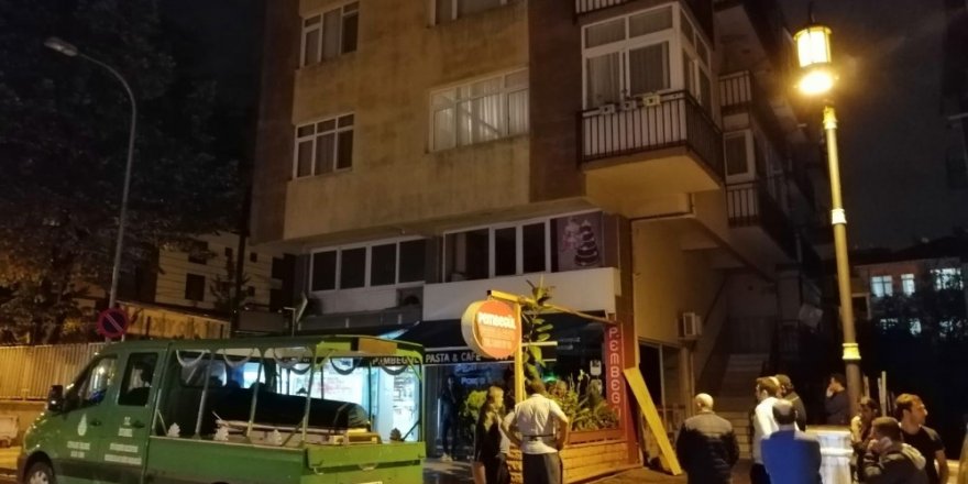 Babasını defalarca bıçaklayarak öldüren 17 yaşındaki çocuk teslim oldu