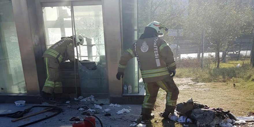 Vatandaşların kıyafetleri yandı! Metrobüs durağında yangın