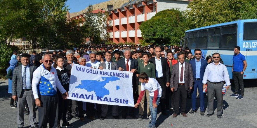 Van Gölü sahilinde temizlik çalışması