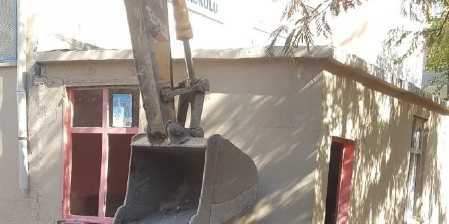Bağlar Belediyesi çocuklar için riskli olan kantini yıktı