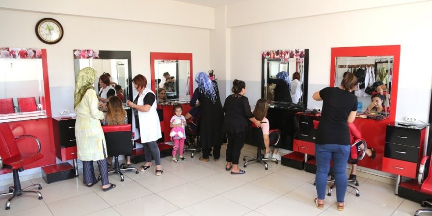 Ev kadınları meslek öğreniyor