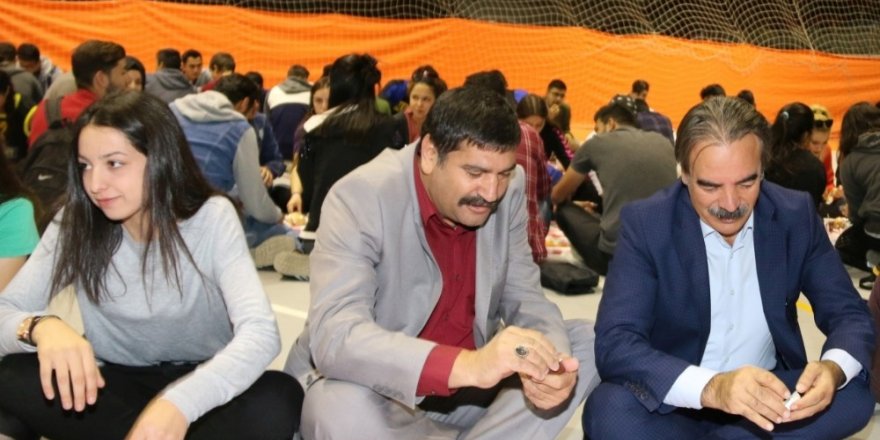 Rektör Bağlı, öğrencilerle sabah kahvaltısında buluştu