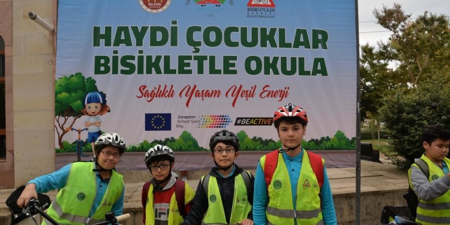 Farkındalık oluşturmak için okula bisikletleriyle gittiler