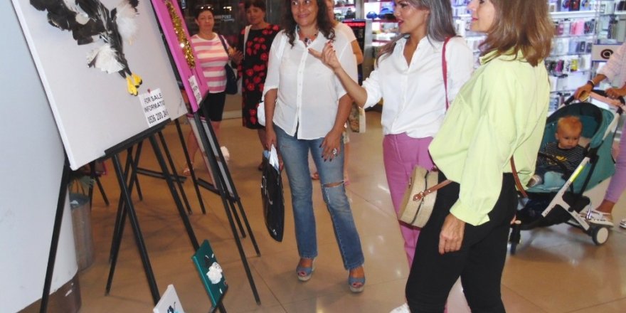 Tatile geldiği Marmaris’ten dönemeyen Kazak sanatçı sergi açtı