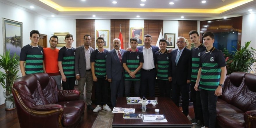 Başkan Özen, öğrencilere Sakaryaspor forması hediye etti