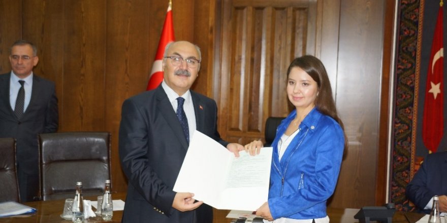 Vali Köşger, incir ihracatçılarının sertifikalarını verdi