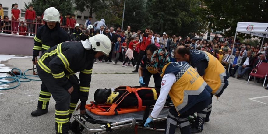 İtfaiye Haftası’nda yapılan tatbikat gerçeğini aratmadı