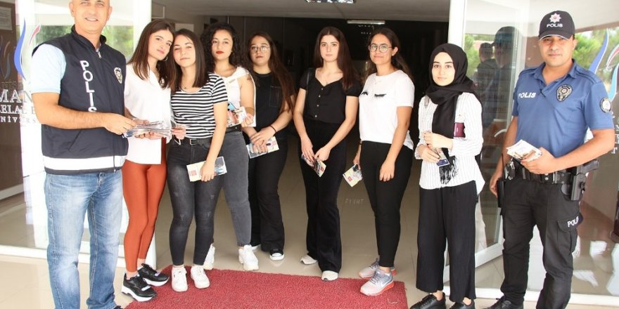 Kula İlçe Emniyetten öğrencilere bilgilendirme broşürü