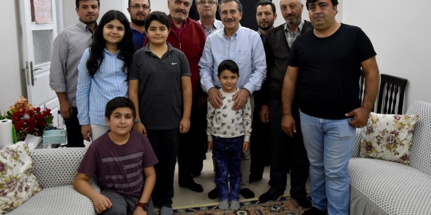 Başkan Ataç evlere konuk olmaya devam ediyor