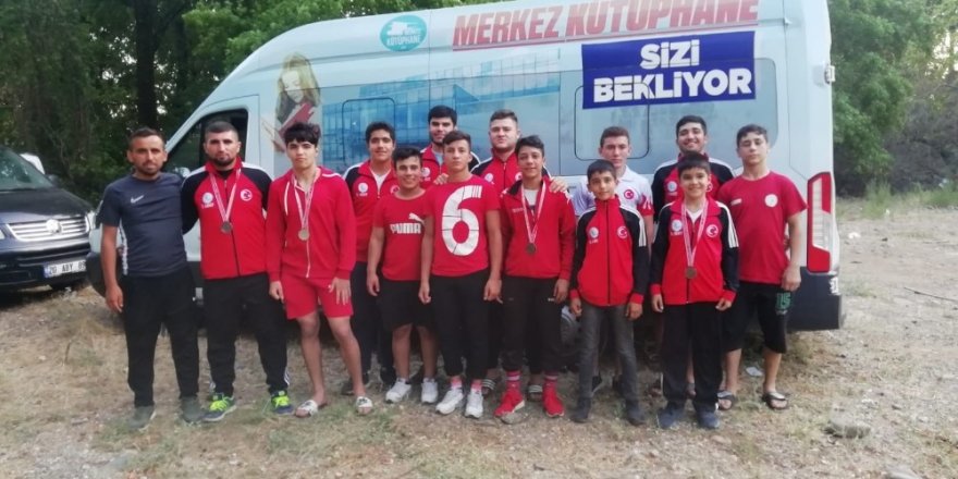 Merkezefendili 5 güreşçi yarışmadan derece ile döndü