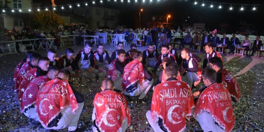 Askere gidecek kınalı kuzular gönüllerince eğlendi