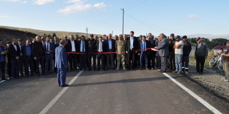 Kars’ta sıcak asfalt köy yolları hizmete tek tek giriyor