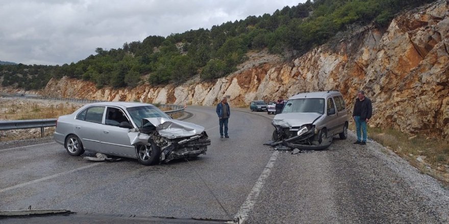 Hafif ticari araçla otomobil çarpıştı: 4 yaralı