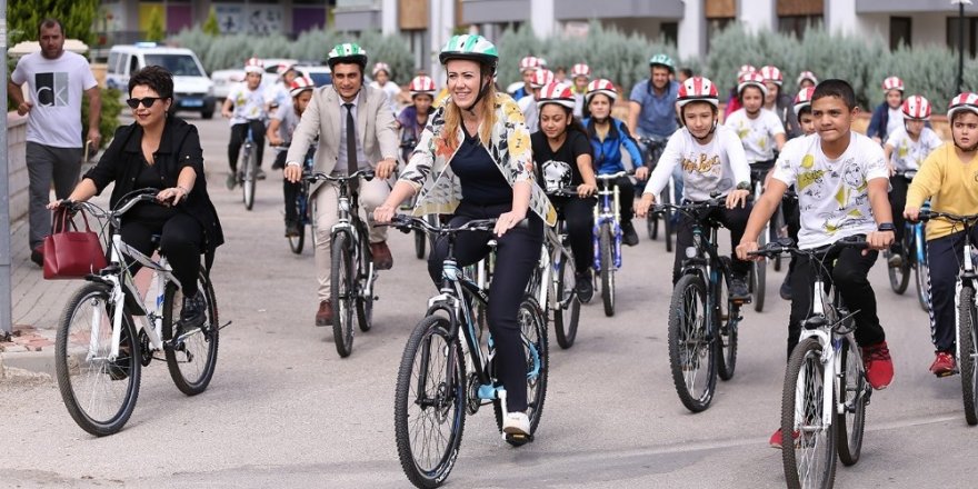 Belediye başkanı çocuklarla bisiklete binerek okula gitti