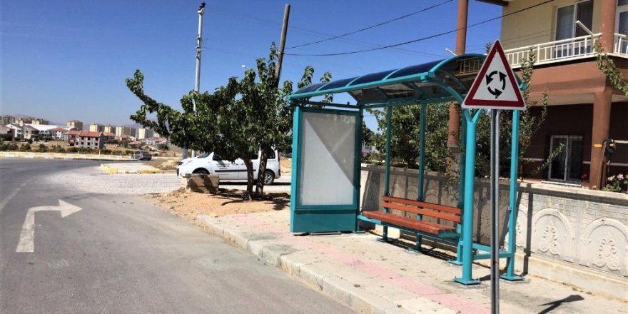Karaman’da belediye otobüs durakları yenileniyor