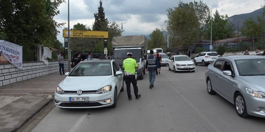 Denizli polisinden özel araçlara sigara denetimi