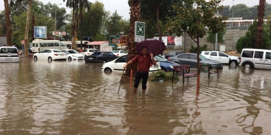 Antalya’nın doğusunda etkili olan yağmur hayatı olumsuz etkiledi