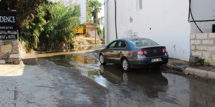 Bodrum’da dere yatağı taştı, otomobil derede sürüklendi