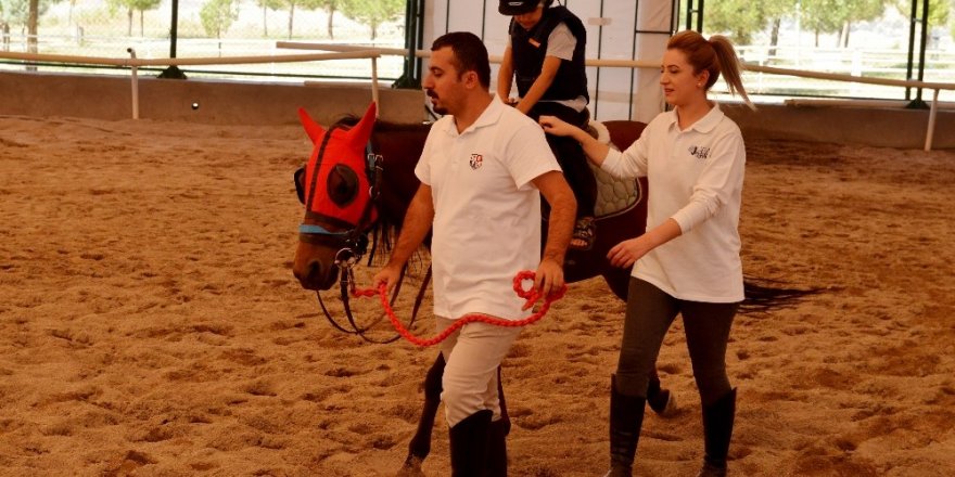 Büyükşehir Belediyesi’nden atla terapi hizmeti