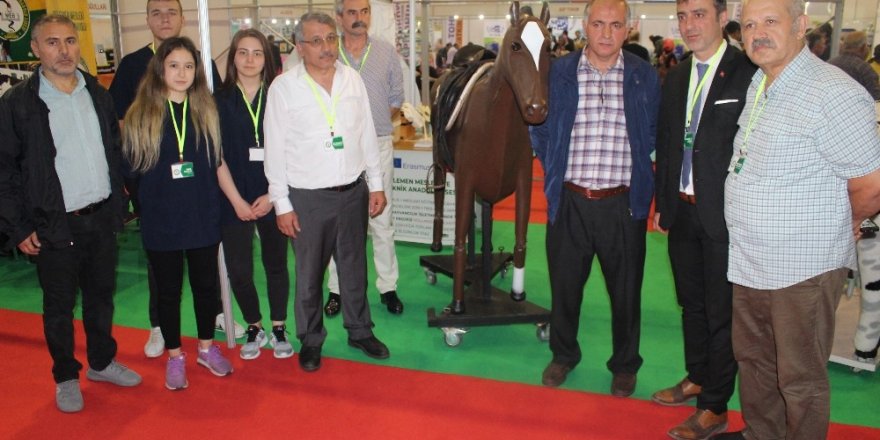 Konuşan at heykeli “Cengaver” ilgi odağı oldu