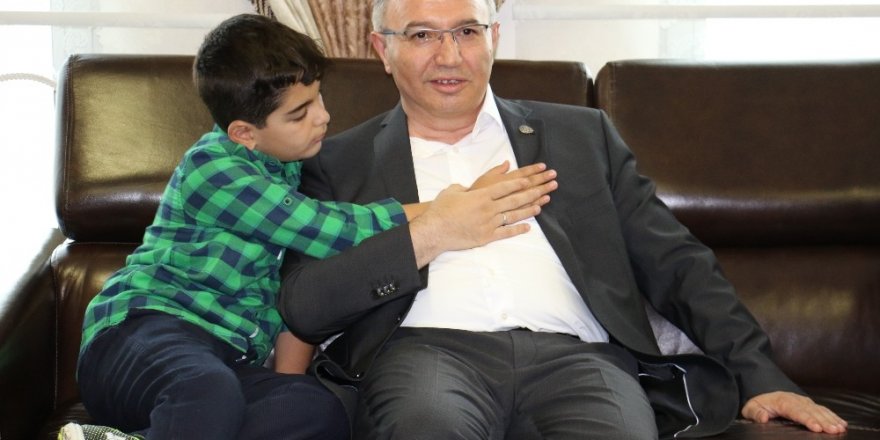 Şehit çocuğu, kirvesi Emniyet Müdürü Cangül’ü uğurladı