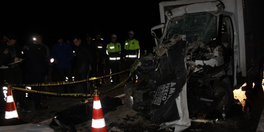 Kütahya’da kamyonet kamyona çarptı: 1 ölü