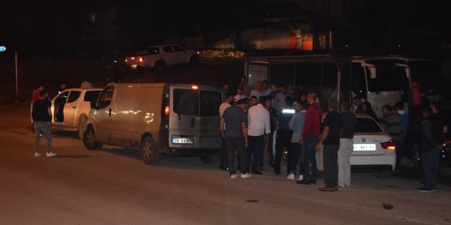 Kamyonet çarptı, başka aracın altında kaldı, hastanede öldü