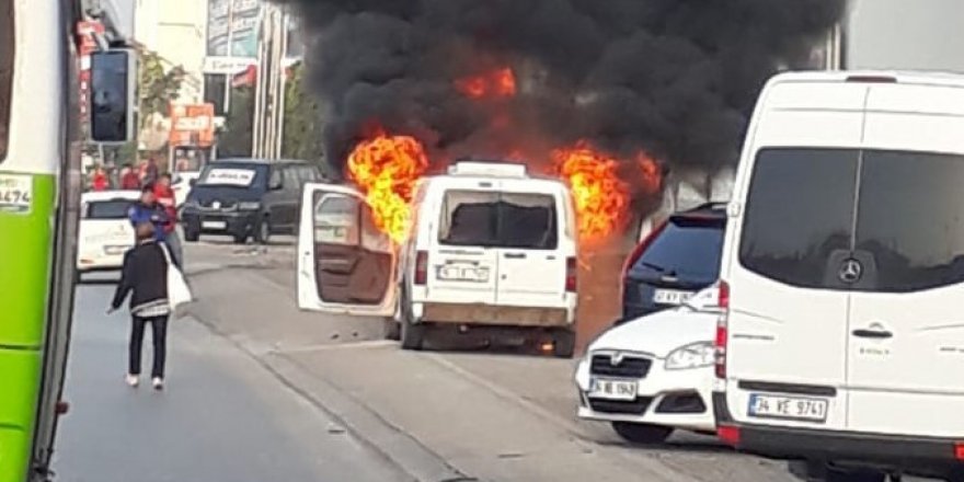Park halindeki araç alev alev yandı
