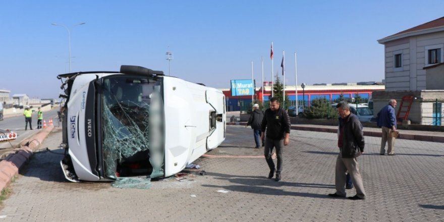 Sürücüsünün kalp krizi geçirdiği işçi servisi yan yattı: 10 yaralı