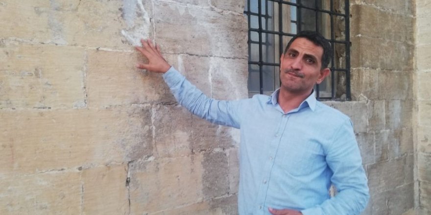 Zinciriye Medresesi’nin duvarında oluşan kireçlenme vatandaşları tedirgin etti