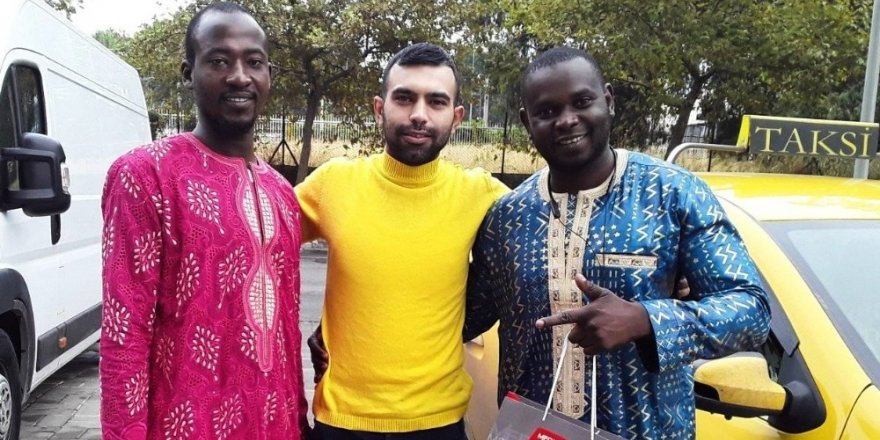 Taksisinde unutulan döviz dolu çantayı turistlere teslim etti