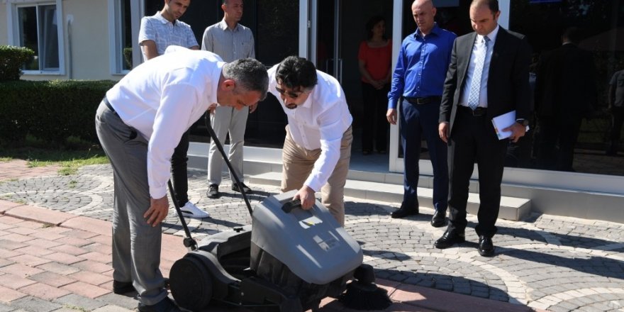 Başkan Semih Esen, yeni ‘süpürücü’leri test etti
