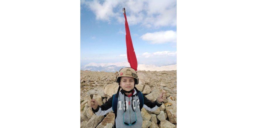 7 yaşındaki Kartal, 3 bin metre zirvede Türk bayrağı açtı
