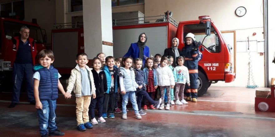 Minik öğrenciler itfaiyeyi gezdi